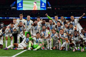 Jugadores del Real Madrid levantando la Champions League I Imagen: Real Madrid - Tiralíneas Madrid
