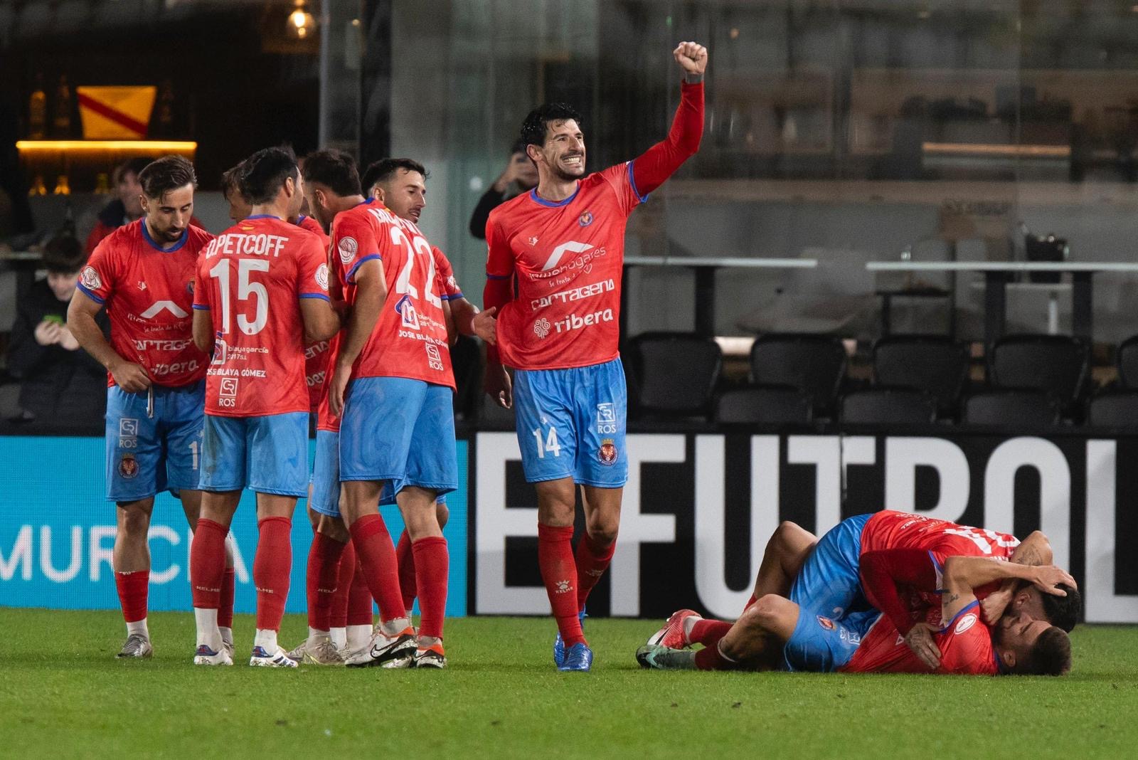 Monty celebrando con la Deportiva Minera. / Foto de @Montesinos93