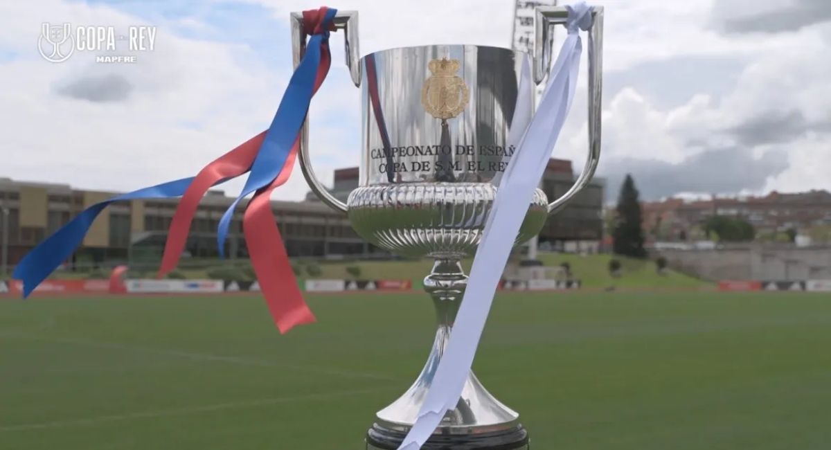 Final de la Copa del Rey 2025 entre FC Barcelona y Real Madrid, imagen del trofeo en el estadio antes del partido