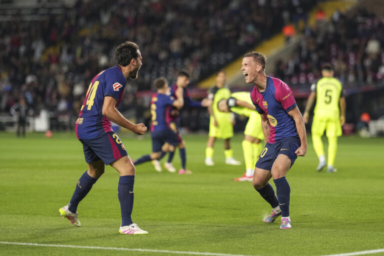Dani Olmo y Eric García celebrando el gol