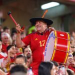 Manolo el del Bombo animando a la selección | Imagen: OneFootball