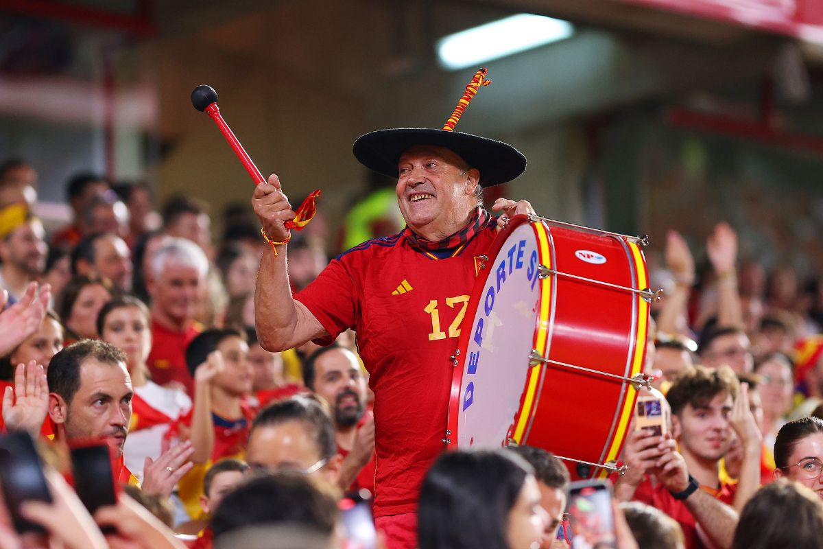 Manolo el del Bombo animando a la selección | Imagen: OneFootball