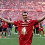 Alexander-Arnold celebrando el título de liga número 20 del Liverpool | Imagen: OneFootball