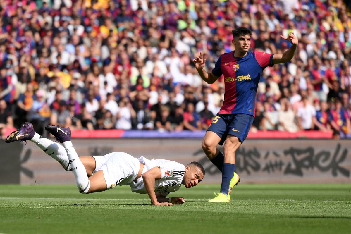 Mbappé y Gerard Martín peleando un balón en el clásico | Imagen: OneFootball