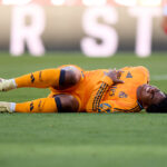 Endrick en el suelo contra el Sevilla @onefootball