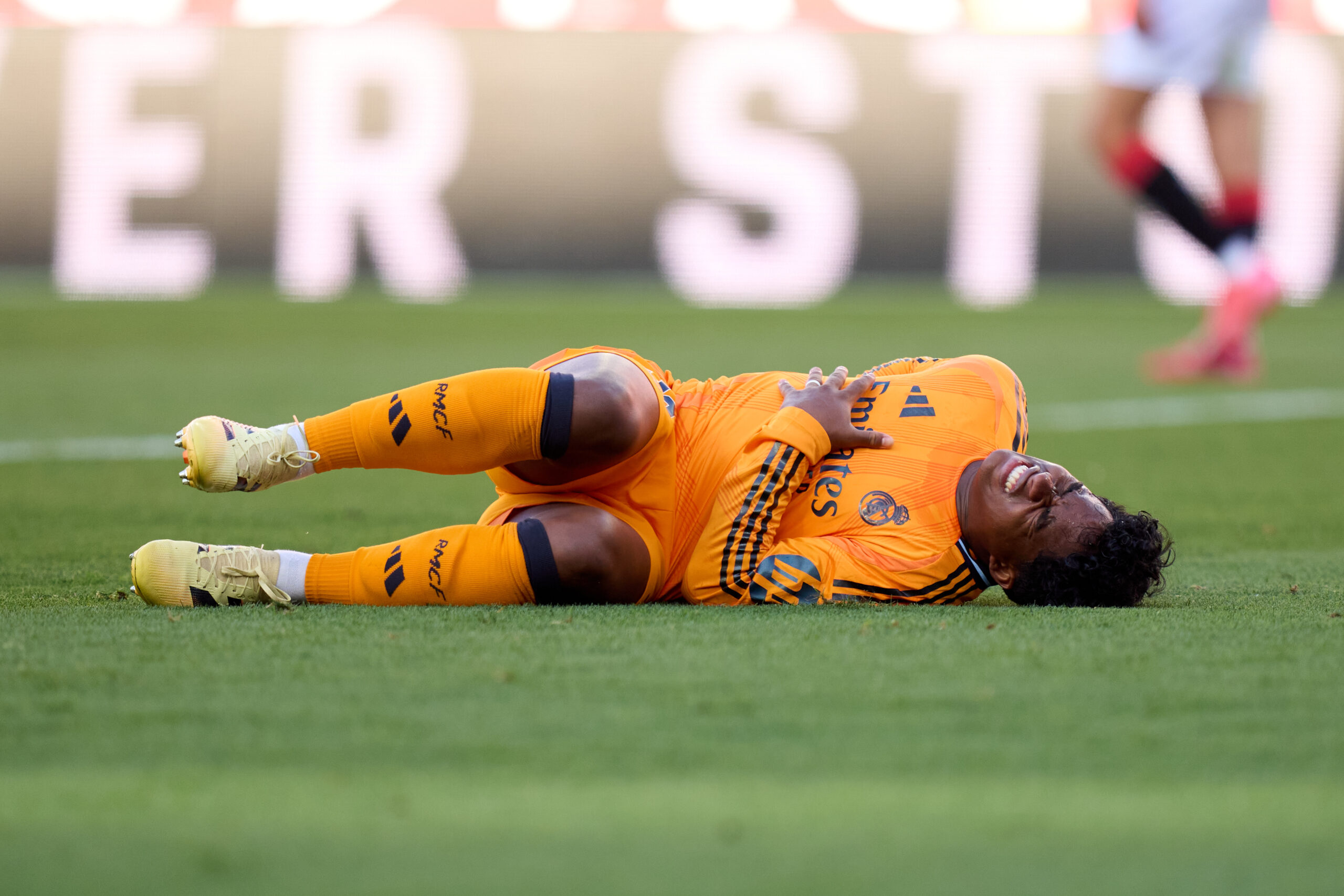 Endrick en el suelo contra el Sevilla @onefootball