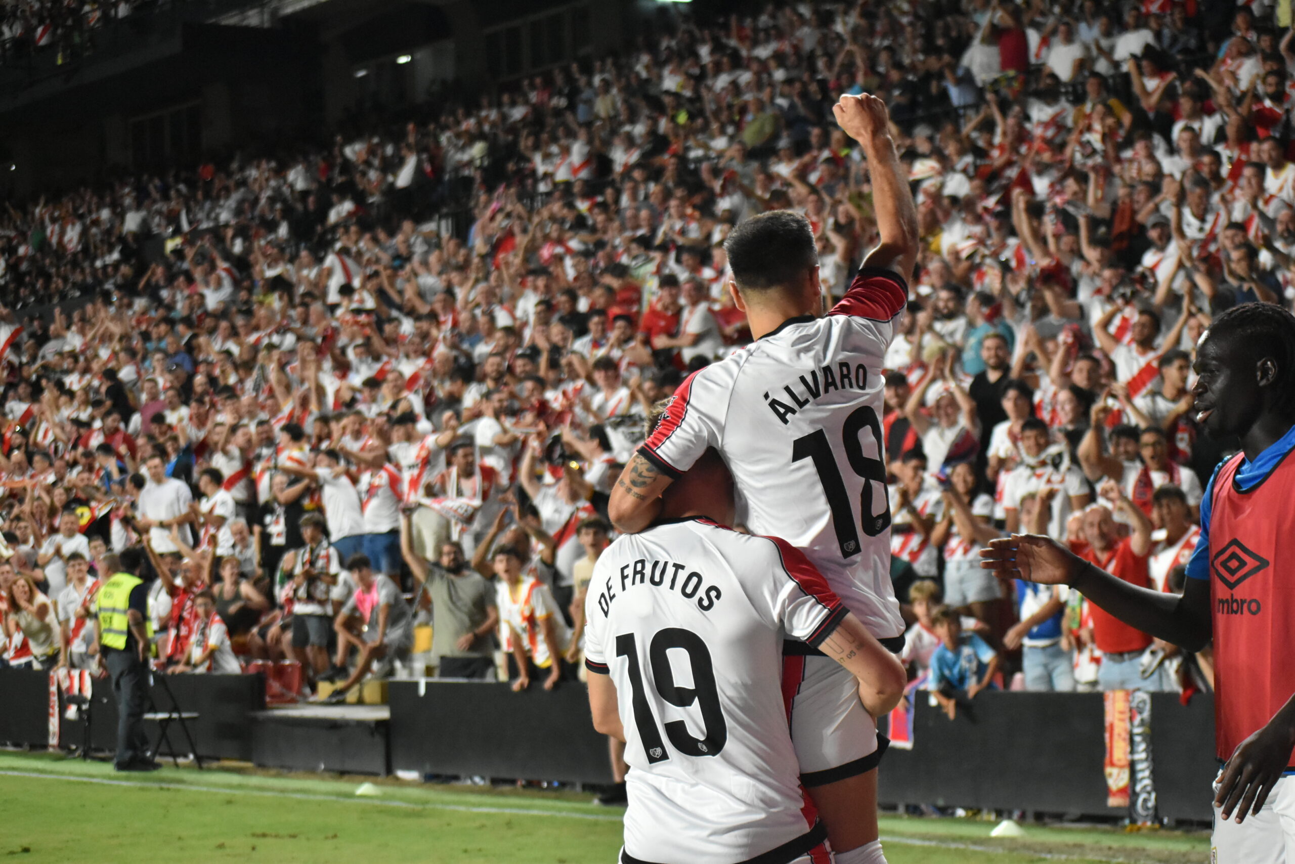 Rayo Vallecano 4 – Neman Grodno 0: El Rayo se da un festín en Vallecas y jugará Conference