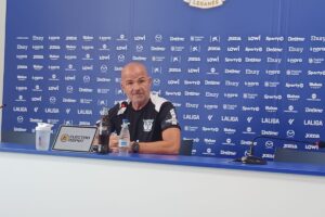 Paco López en la rueda de prensa previa al partido Leganés - Deportivo de la Coruña de la jornada 3 de la Liga Hyperemotion | Imagen: Pablo Viñuales